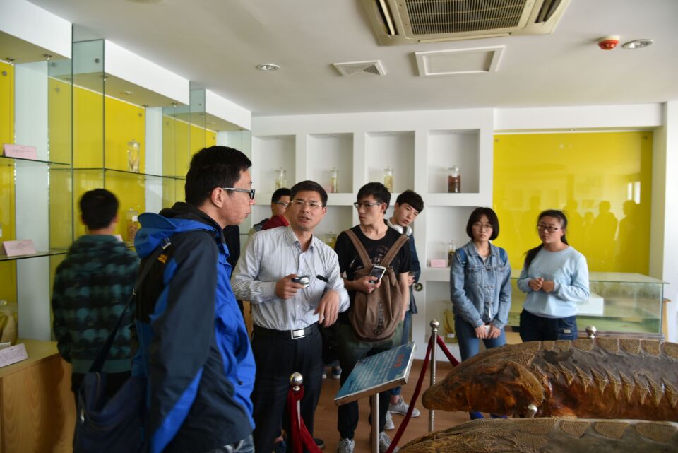 参观镇江市农委长江江豚科普馆.JPG