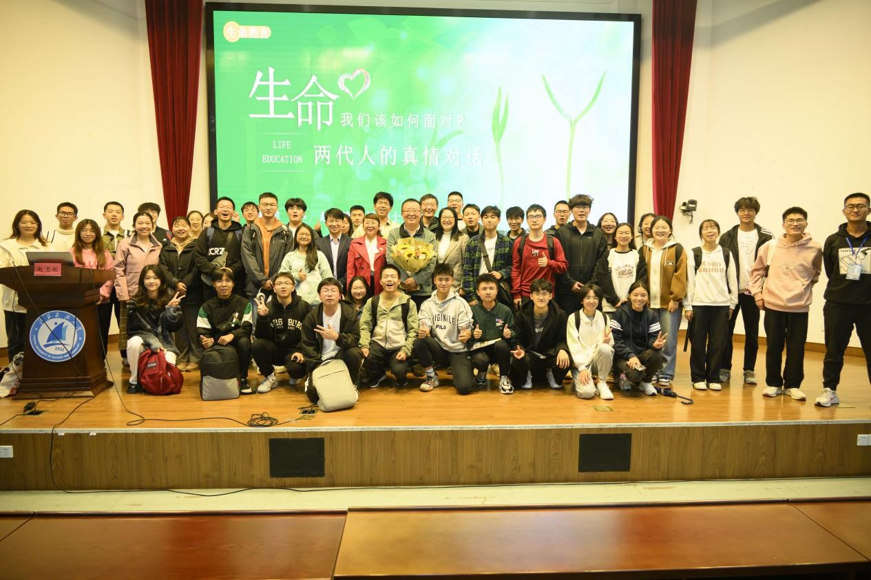 1700024752610518.jpg 赵志毅教授与同学们和老师们的合照.jpg