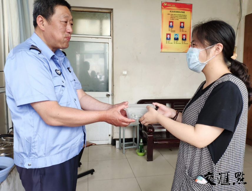 志愿者将包好的粽子送给学校疫情防控一线的门卫同志 志愿者将包好的粽子送给学校疫情防控一线的门卫同志