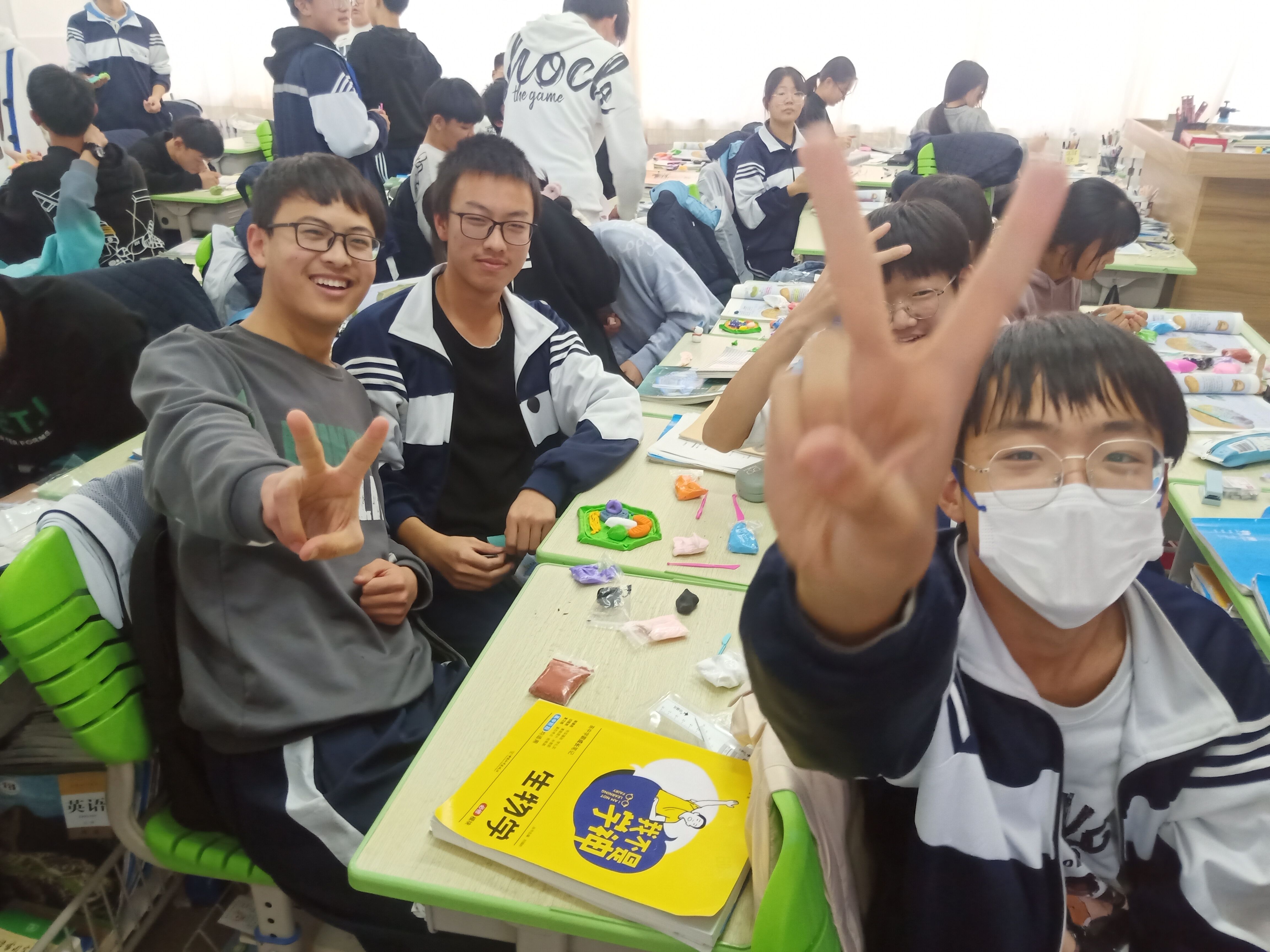 1679893997902945.jpg 同学们制作细胞模型.jpg