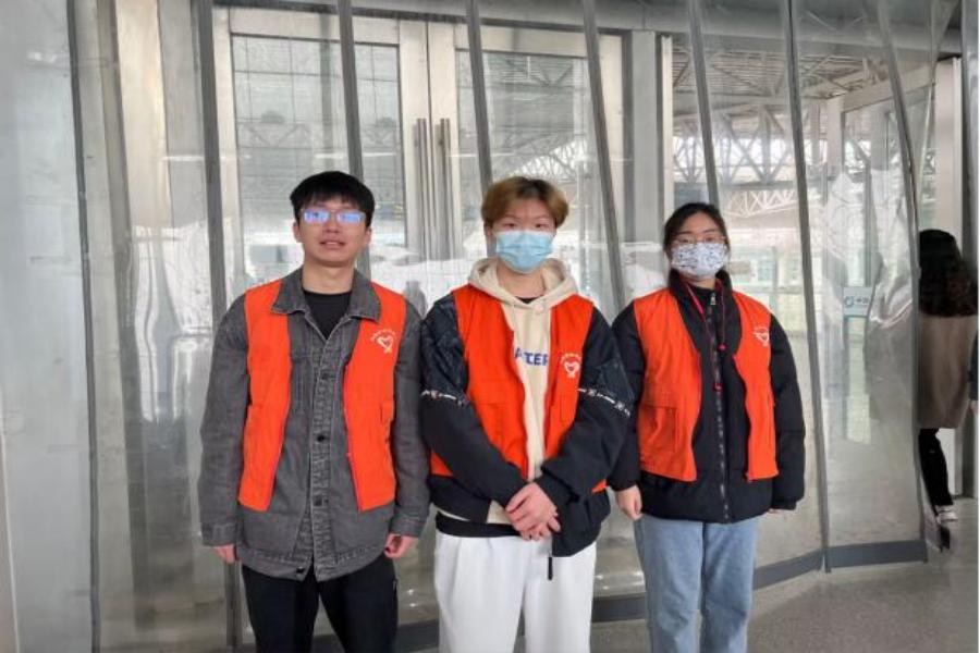 1679895646671479.jpg 图为乐动平台·(中国)官方网站自动化学院思源服务社高铁志愿服务二队于镇江站合照 王皓 摄.jpg