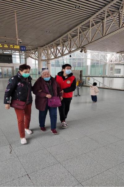 1679895695749075.jpg 图为志愿服务小队成员朱烨锋搀扶行走困难老人 申英杞 摄.jpg