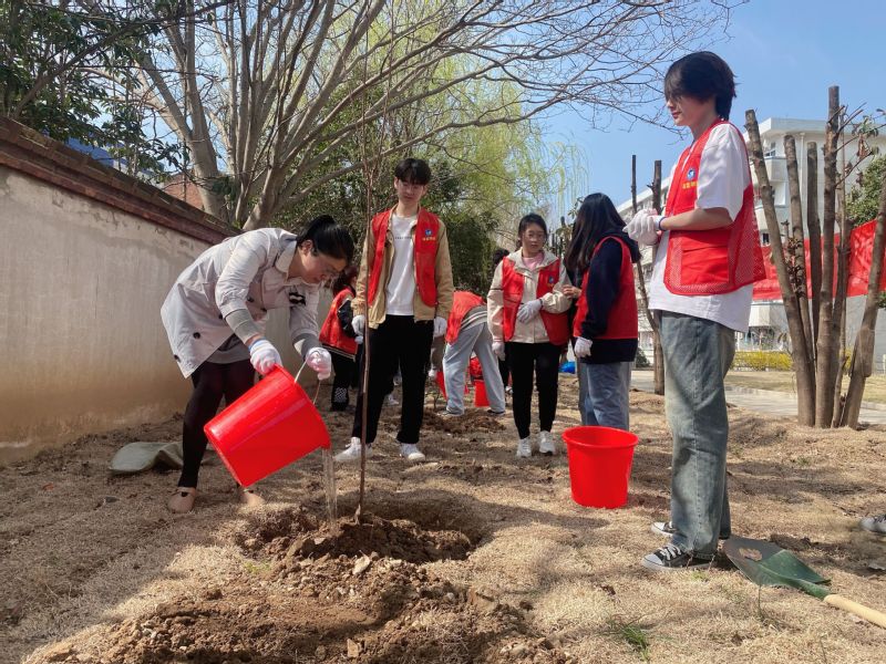 1678855968434200.jpg 乐动平台·(中国)官方网站物业中心联合深蓝学院开展雷锋志愿服务月·“正‘植’青春”植树节活动.jpg